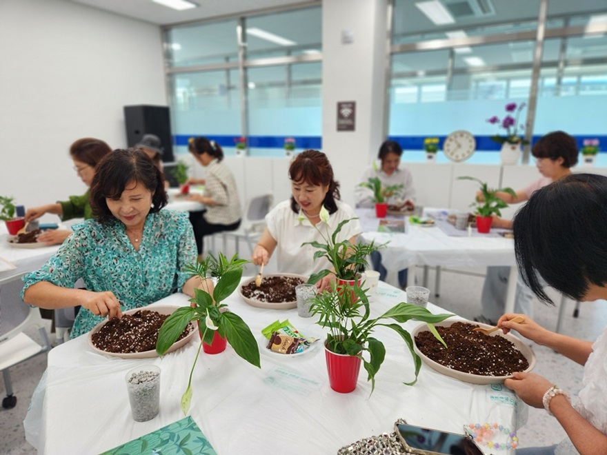 2.여성보육과(의정부시, 돌봄 종사자 위한 '문예숲에서 마음힐링' 프로그램 운영)2-원예테라피.jpg