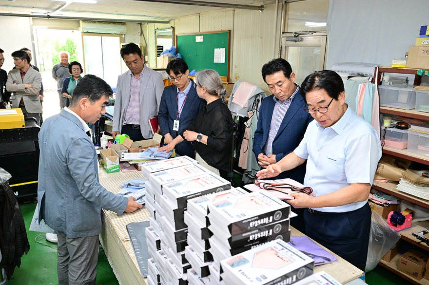 1-2 포천시, '기업 현장 방문' 애로사항 청취 및 소통행정 이어가(라이프런).jpg