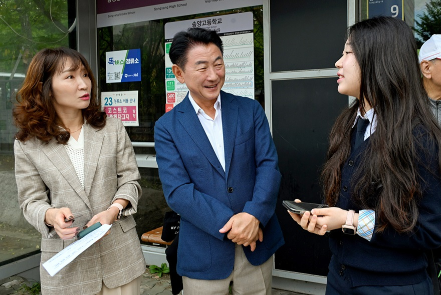 시민소통과(학생의 제안에서 의정부의 변화로…통학버스 1년, 더 가까워진 등하굣길)1-등굣길 동행.JPG