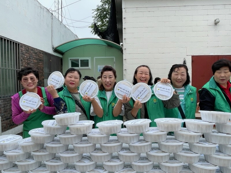 5-3 새마을부녀회 신북면협의회, 추석 맞이 송편 나눔으로 따뜻한 마음 전달3.jpg