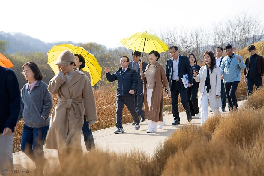 연천군, 경기도의회 의원 ‘임진강 댑싸리 정원’ 현지 확인.jpg