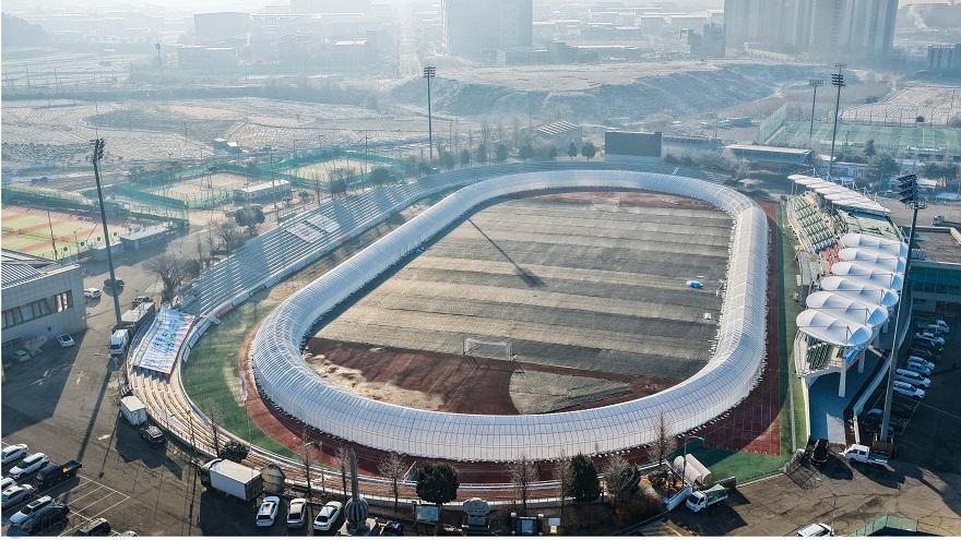 2-1 포천시 종합운동장에 동계맞춤형 육상트랙 개장.jpg