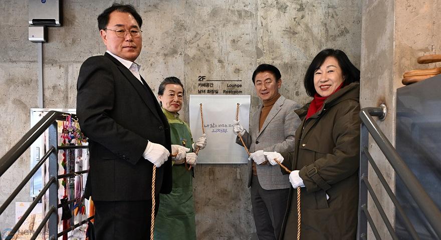 1.일자리경제과(의정부시 대표 장인 2인 탄생…담다헌·에센브로트에 ‘명장 현판’ 걸려)3.JPG