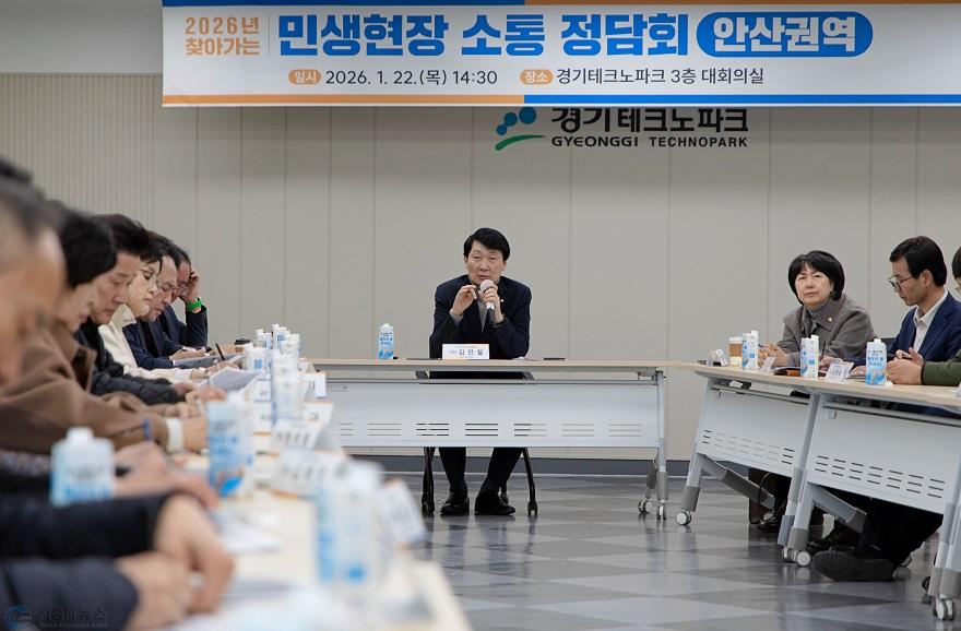 260123_[사진자료] 경상원 김민철 원장이 정담회에서 상인들의 질문에 답하고 있다.JPG