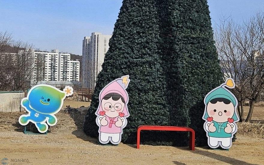 5-4 포천시, 성탄트리 구조물 재활용해 왕방공원에 새 단장(공사중2).jpg