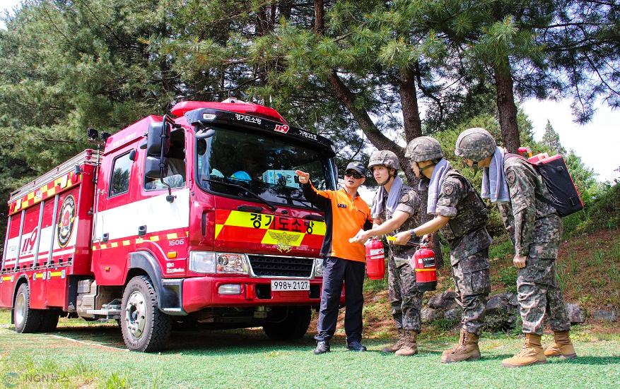 [수기사] 6.8.(월)에 실시한 합동소방훈련 간 소방대원으로부터 올바른 현장조치 방법에 대해 설명을 듣고 있다.(사진제공 = 상사 이경준).jpg