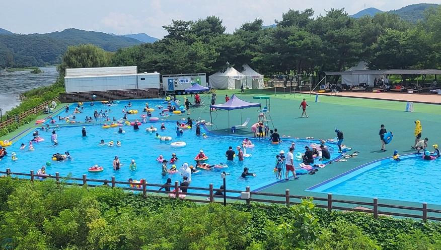 (가)가평 자라섬 야외수영장 11일부터 문 연다(기존 운영 자료사진)1.jpg