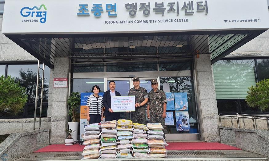 1. 수기사단 행정부사단장(대령 김영률)과 사단 주임원사(원사 오석주)가 사랑의 쌀 370kg을 조종면 행정복지센터에 전달하고 있다..jpg