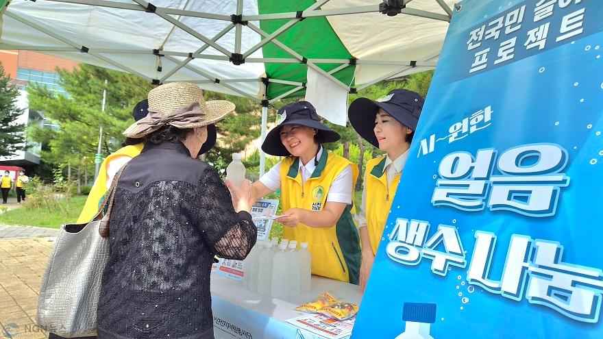 1_지난_2일_하남풍산역_일원에서_신천지_자원봉사단_하남지부_봉사자들이_시민에게_얼음물을_건네고_있다_.jpg