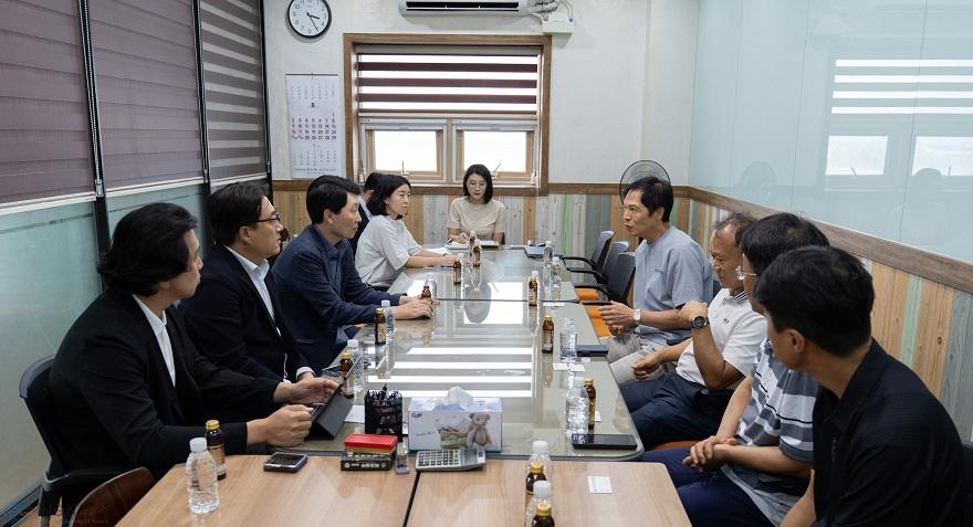 260811_[사진자료] 경상원, 김포 모아패션아울렛 상권 현장 방문…우수 운영사례 공유.jpg