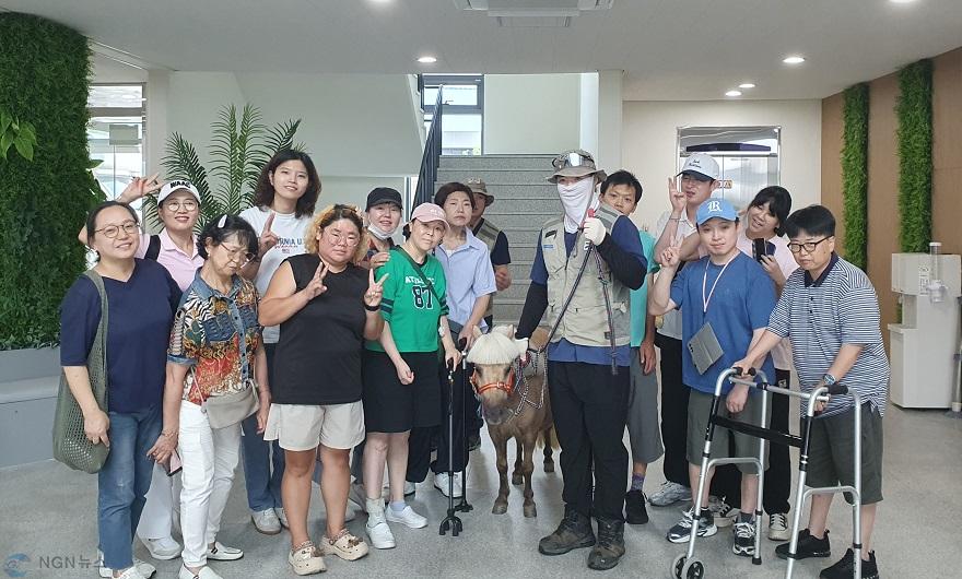 0908-2 이천시장애인자립생활센터 말교감체험 후 단체사진.jpg