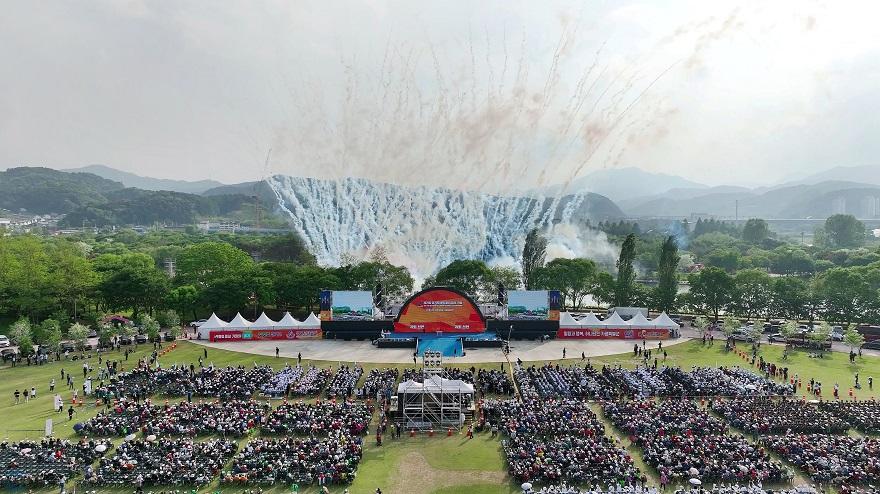 (가)[기획] 가평군, 2년간 4개 대규모 대회 성공 개최 ‘주목’(2025년 5월 '제71회 경기도체육대회' 개회식 장면)3.jpg