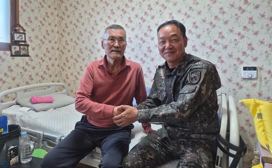 수기사 재구대대 원선무 주임원사가 월남전 참전용사 정진배 옹을 위문하고 있다..jpg