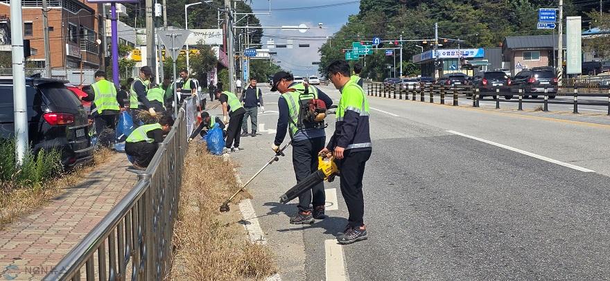 (3)가평군 우주산업개발, 추석명절 청평면 대청소 실시.jpg