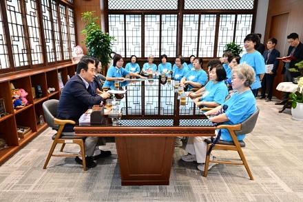 영웅시대 경기동부응원방, 포천시에 성금 1천만 원 기부