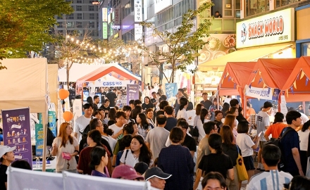 비도 막지 못한 열기…의정부 민락맥주축제 시민 발길 북적