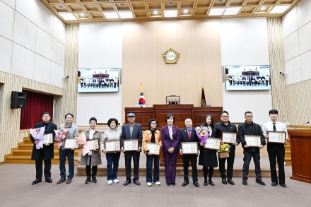 “지역을 묵묵히 떠받친 얼굴들”… 연천군의회, 모범 군민 13명에 의장 표창