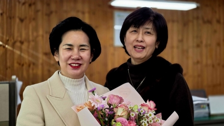 "선생님, 저 1학년 3반 명실이예요"... 35년 세월 건너 맞잡은 '사제(師弟)의 손'