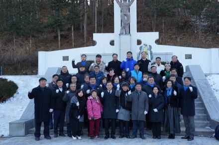 “2026년, '단일대오'로 가평 변화 이끌자”...박윤국 포천·가평 지역위원장, 현충탑 참배서