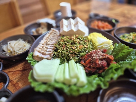 [맛집 탐방] "밭에서 나는 소고기, 진짜 고기를 품다"... 포천 '콩마루', 속 편한 두부보쌈의 미학