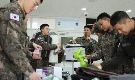 육군수도기계화보병사단,불우이웃돕기모금을위한'천둥 그린마켓'' 열어