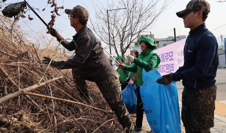 '꽃피는 봄, 지역사회와 함께 구슬땀 흘리며, 얼굴엔 웃음꽃'