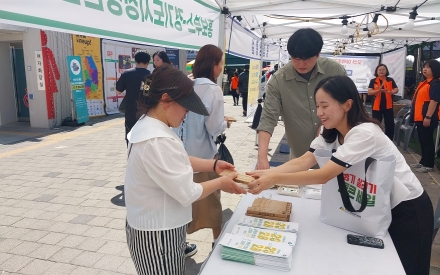경상원, 오산 오색시장 야맥축제 연계 ESG 캠페인 펼쳐…플로깅, 장바구니 배부 등
