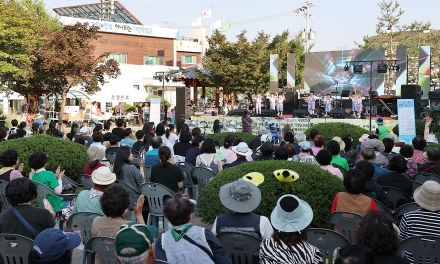 노래와 박수, 환호… 가평읍 행복나눔음악회 ‘성황’