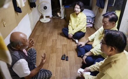 추미애 경기도지사, 뚝방촌 폭염 취약계층 찾아 주거환경 점검 “기후위기는 취약계층에게 더 큰 피해. 추가 지원책 찾아보겠다”