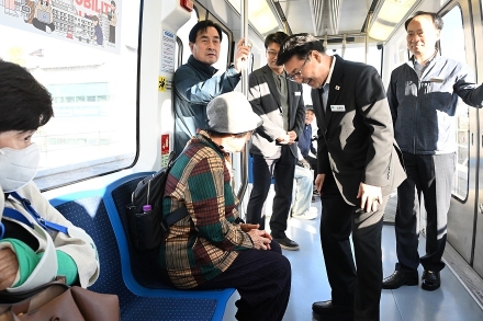 김원기 시장, 시민과 함께 경전철 출근길 동행