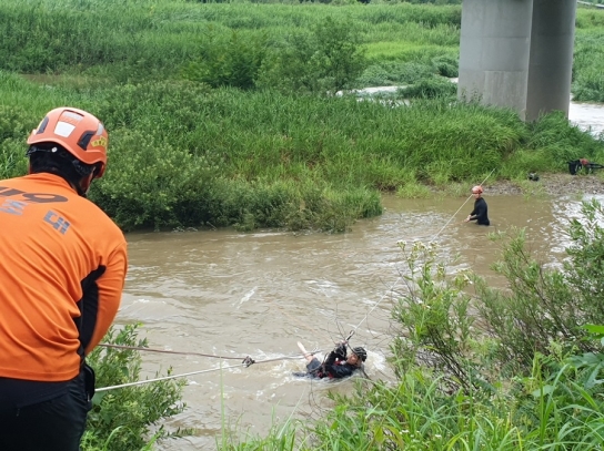 가평소방서, 조종천에 고립된 영국인 남성 구조