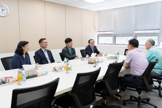 김덕현 연천군수, 그린바이오 클러스터 협약 기업 방문