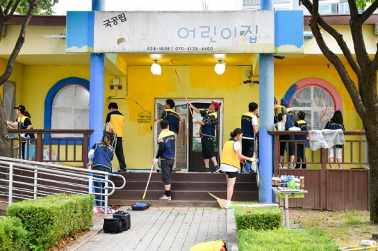 “사랑으로 귀하게, 애지중지(愛之重之)하는 마음으로” 백영현 포천시장, 아이돌봄 시설 ‘포천애(愛)봄 365’ 도색 봉사 나서