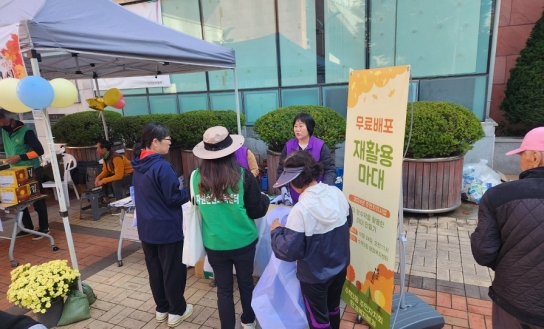 구리시 수택3동주민자치회, ‘폐현수막을 활용한 마대 나눔’ 사업 펼쳐