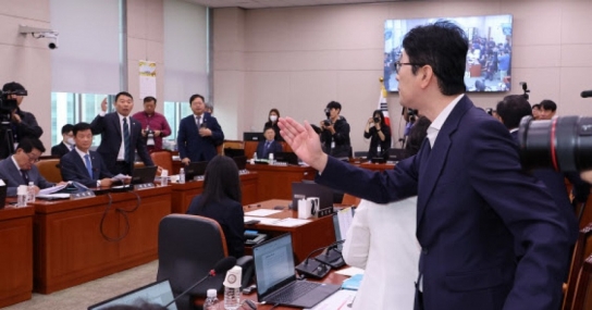 [칼럼] 정쟁의 그늘에 묻힌 국정감사, 누가 국민을 위하고 있는가?