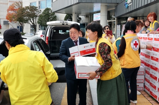 대한적십자사 가평군지구협, 가평군에 성품 기탁