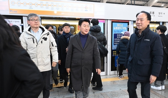 김동근 의정부시장, 출근길 경전철 타고 시민 의견 청취
