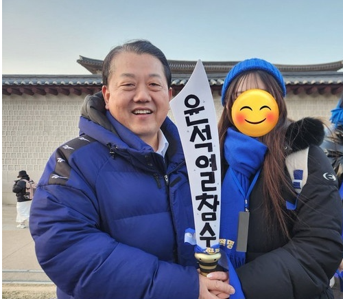민주 최고위원 김병주, '윤석열 참수' 적힌 모형칼 들고 촬영