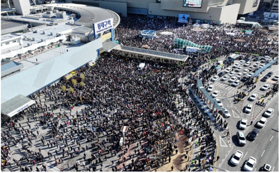 동대구역 광장 가득 메운 ‘윤 대통령 탄핵’ 반대 집회