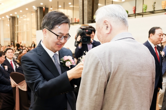 제53회 어버이날 기념행사 참석한 김동연. 광복 80주년 맞아 사할린 동포 특별 초청