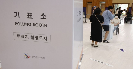 ‘사전 투표’ 포함 오후 1시 투표율 62.1%…2700만명 이상