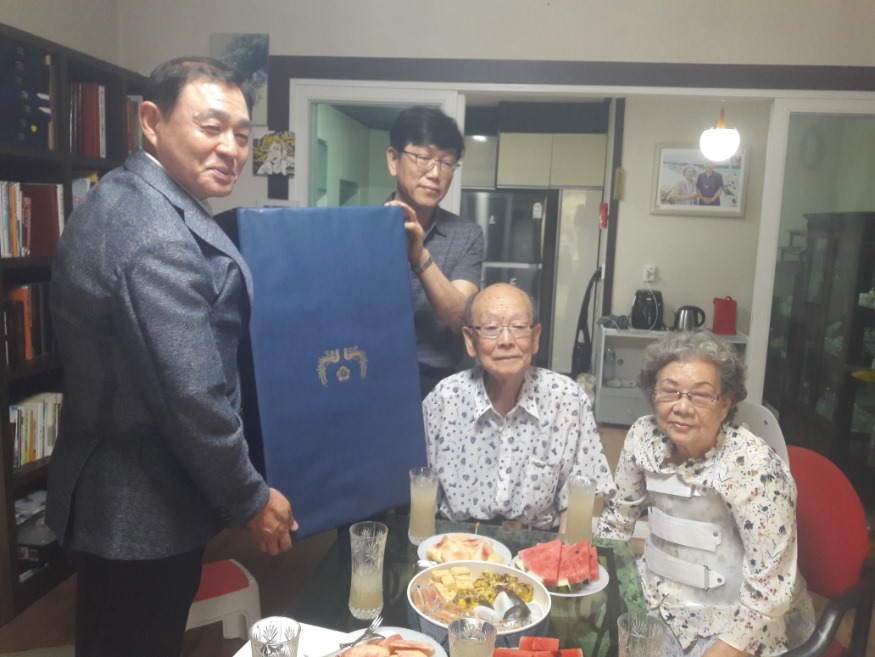 독립유공자백운호애국지사대통령위문품전달.jpg