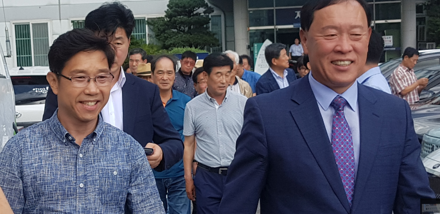1심 재판 김군수 표정.PNG