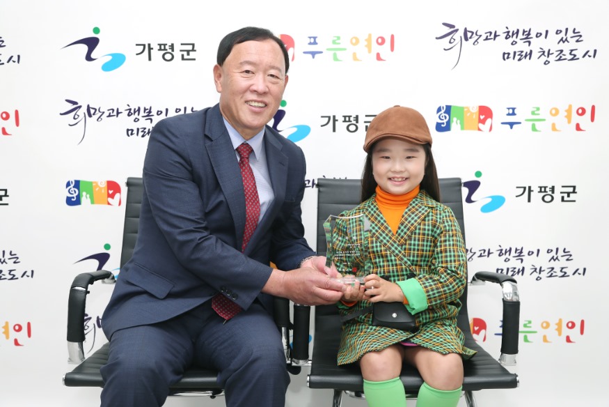 가평군 홍보대사 위촉(어린이 모델 신아린 우측)1.jpg