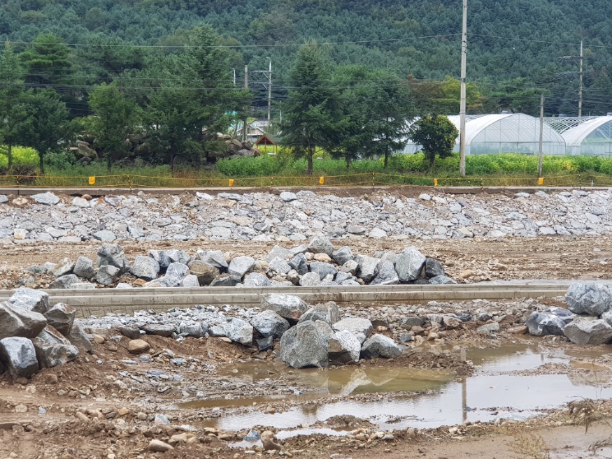 포크레인 바위.jpg