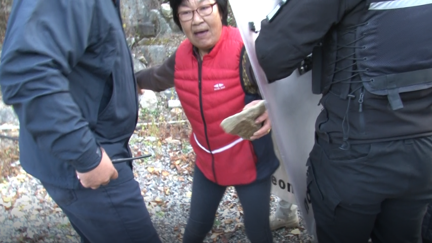 돌들고항의.PNG
