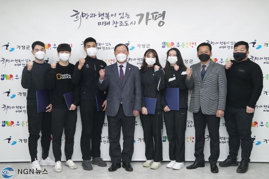 직장운동경기부(좌측부터 차동헌, 권오철,김웅태,군수,박수빈,윤수빈,사이클감독 및 코치).jpg