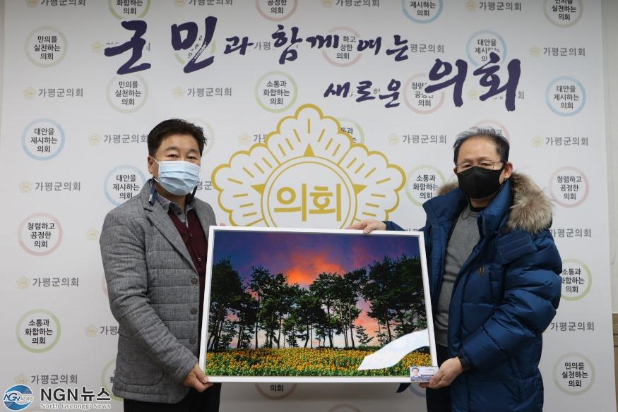 20210112 보도자료(가평군의회 방문 민원인을 위한 전시회) 관련 사진.JPG