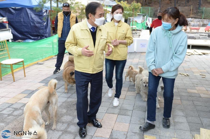 1-1 박윤국 포천시장, 이용녀 유기동물보호소 현장 방문.JPG