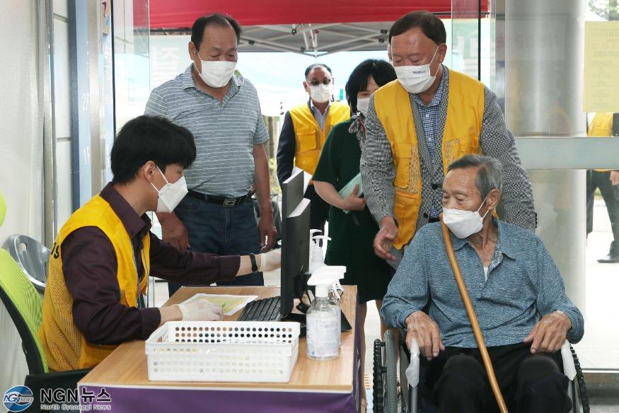 민선7기 취임3주년(코로나예방접종센터 봉사활동)행사2.jpg
